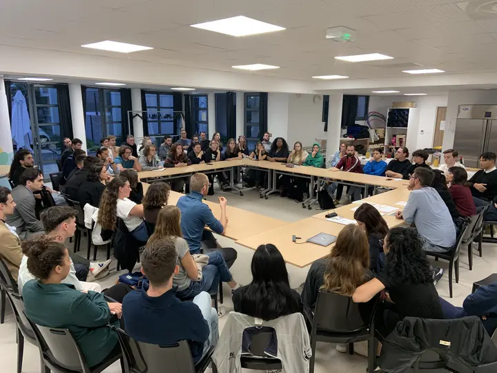 Un groupe de jeunes est en réunion